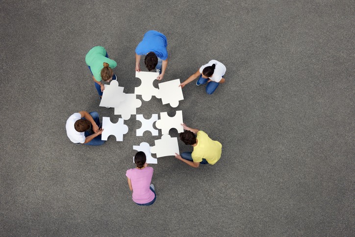 People putting together jigsaw puzzle | Edexec